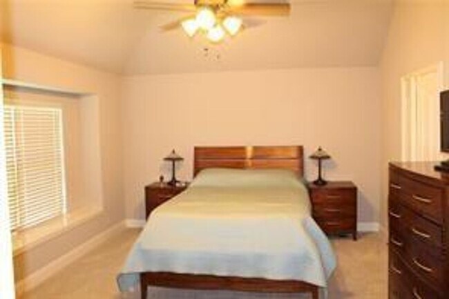 Foto del edificio - Great Location, available NOW!