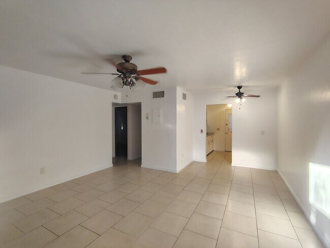 Foto del edificio - 3302-3308 E Glenn St