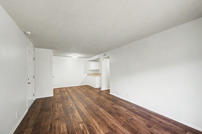 Foto del edificio - 709 Ashlawn Pl