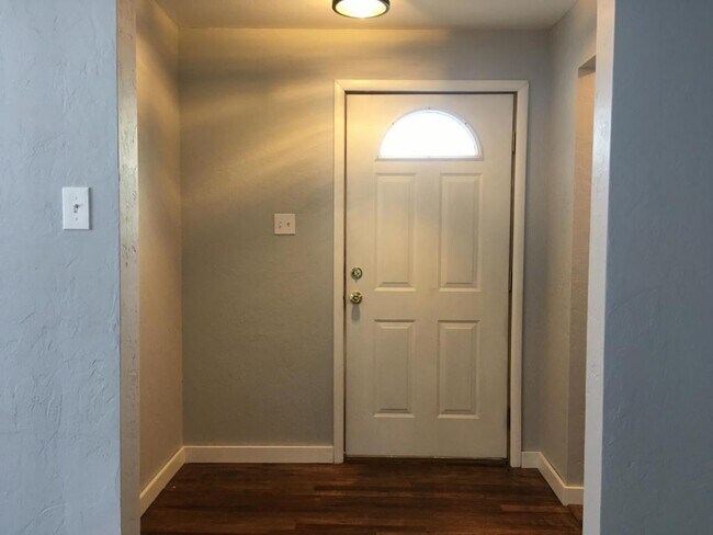 Building Photo - 816 Rainbow Dr