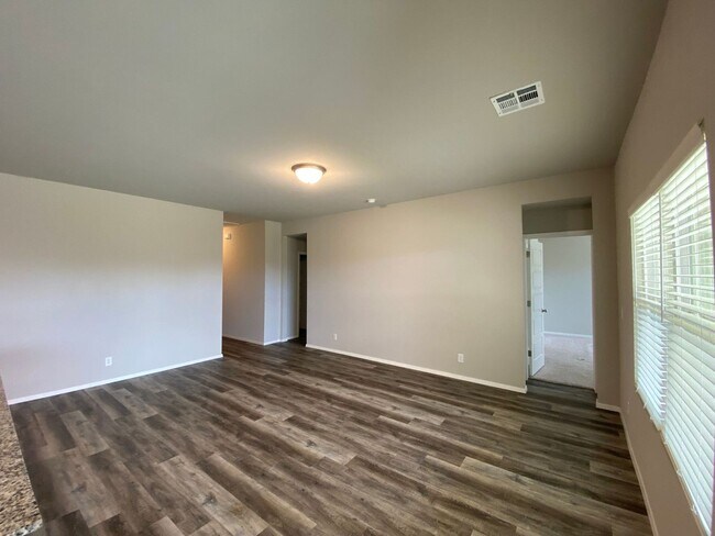 Foto del edificio - Welcome home to this beautiful 4 bedroom, ...