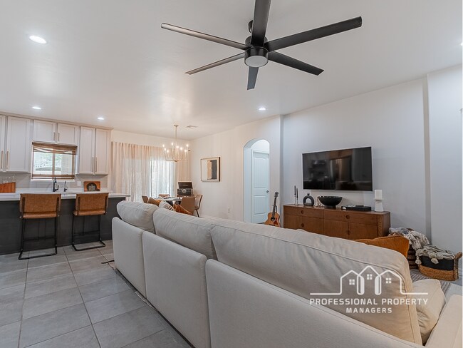 Foto del edificio - “Modern 4-Bedroom, 2-Bathroom Solar Home in El Rancho”