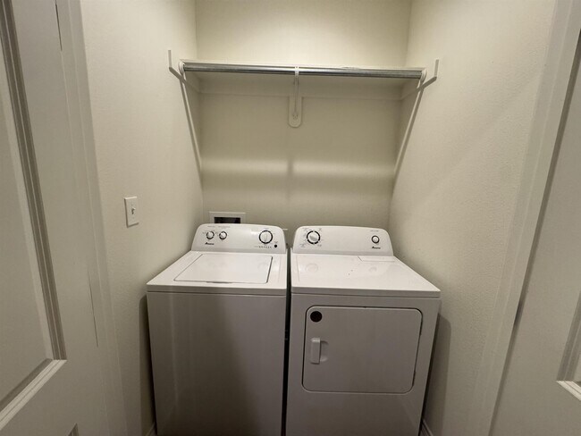 Foto del edificio - 5670 Shadowbend Cir N