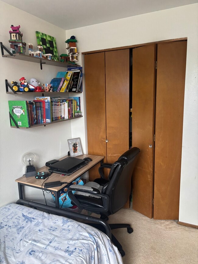 Building Photo - 520 NW Lateen St