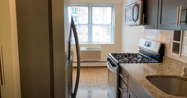 Building Photo - 2-Bed/1.5 Bath Apt in Pet-Friendly Complex; Pet Friendly! Ideal Location in Brookline