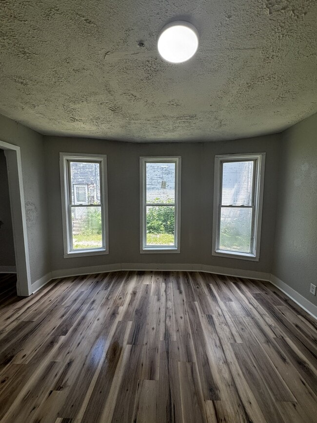 Building Photo - 121 E Brown Ave