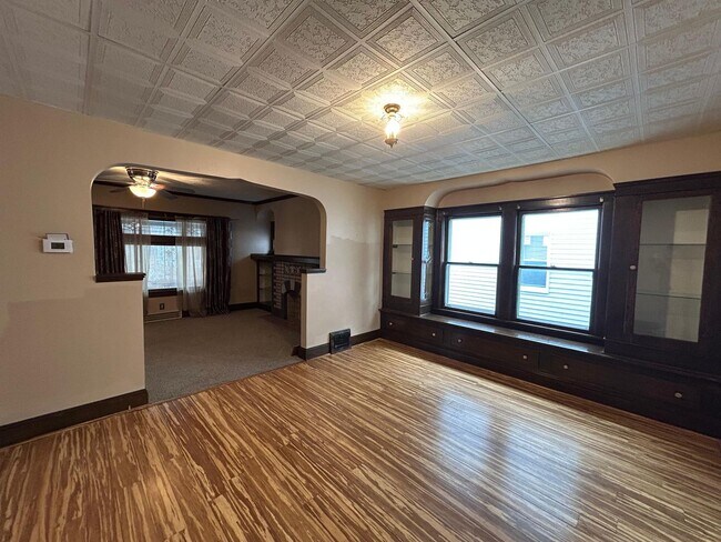 Foto del edificio - ? Spacious 4-Bed, 2-Bath Gem with Finished...