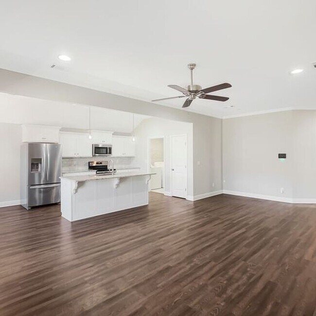 Building Photo - Beautiful 3 Bed 2 Bath Available in July!