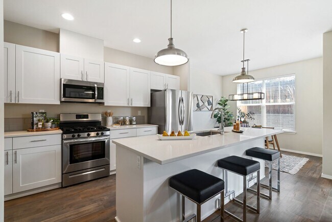 Foto del edificio - 3 Bedroom Townhome In Midtown with Fireplace