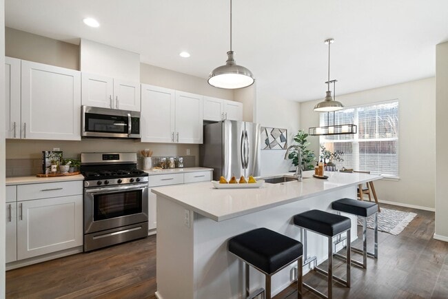 Building Photo - Pet Friendly Townhome with Leasing Special!