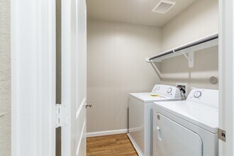 Building Photo - 215 Pk Pl Cir