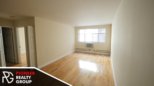 Building Photo - 660 W Wrightwood Ave