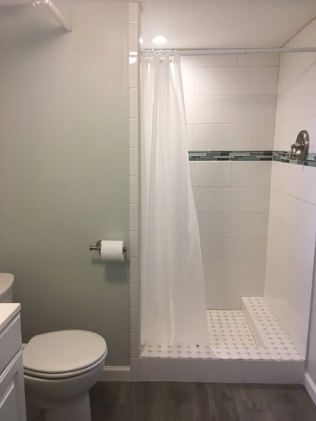 Baño - 623 Grand Ave