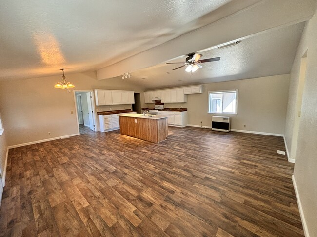 Building Photo - 17600 Campbells Flat Rd