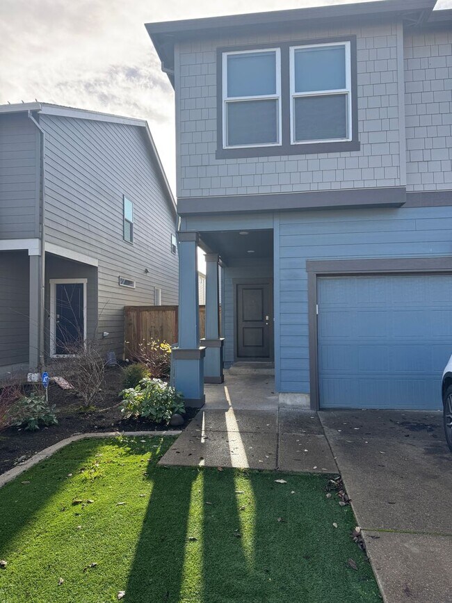 Building Photo - 4 Bedroom, 2.5 bath, newer home in desirable location!!