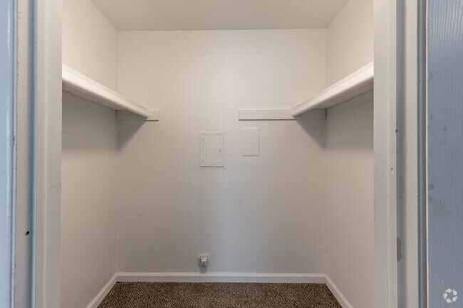 2BR, 1BA - 985SF - Walk-In Closet - The Park on 13 Apartments - Royal Oak, MI