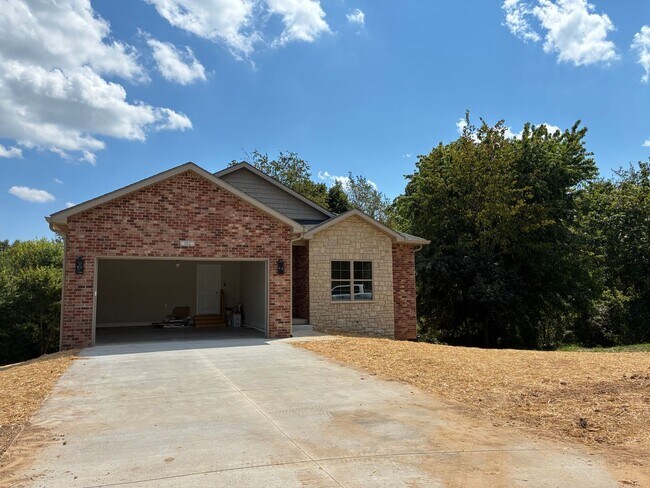 Building Photo - 102 Twin Lakes Dr