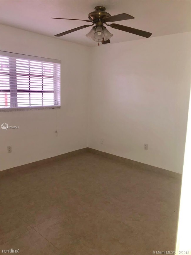Building Photo - 2 br, 1 bath Duplex - 81 E 17th St # 81