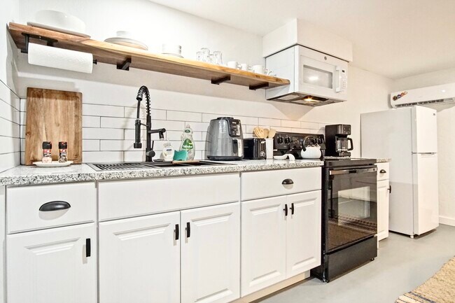 Building Photo - 2500 Cashion Pl