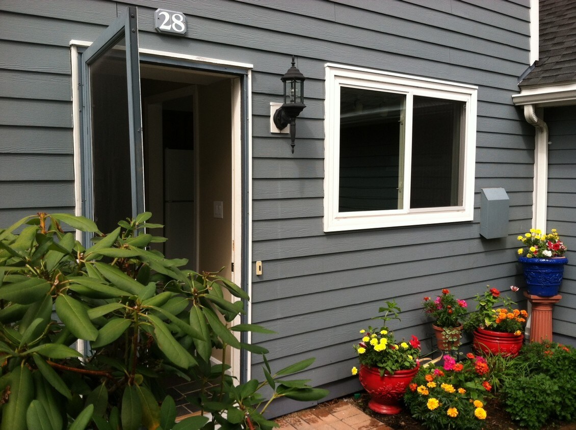 81 South Rd, Farmington, CT 06032 Condo for Rent in Farmington, CT