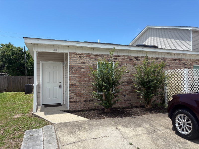Primary Photo - 30 Chatelaine Cir SE