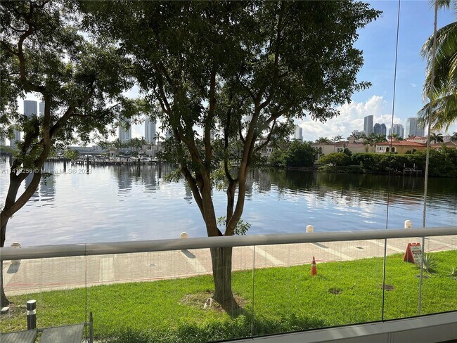 Foto del edificio - 7000 Island Blvd