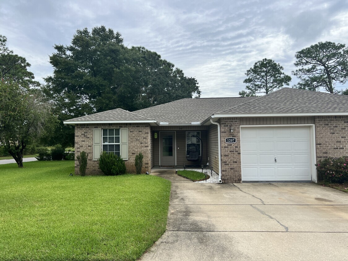 Foto principal - 1207 Chimera Ln