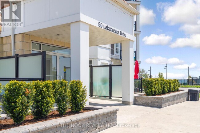 Photo du bâtiment - 50-350 Lakebreeze Dr