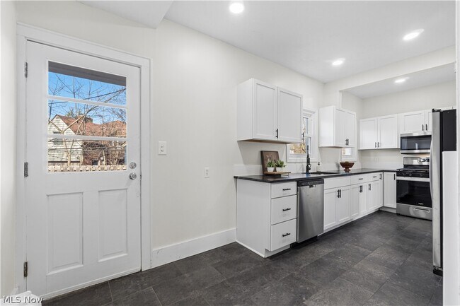 Foto del edificio - 14605 S Woodland Rd