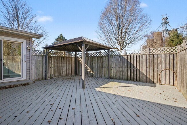 Building Photo - Yvonna