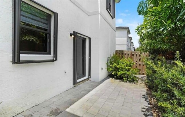 Building Photo - 1513 SW 28th St