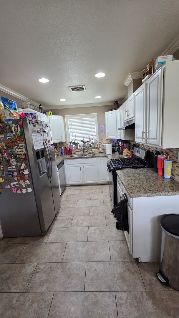 Building Photo - Spacious 3 bed 1 bath with a large backyard! Available 4/1/2026