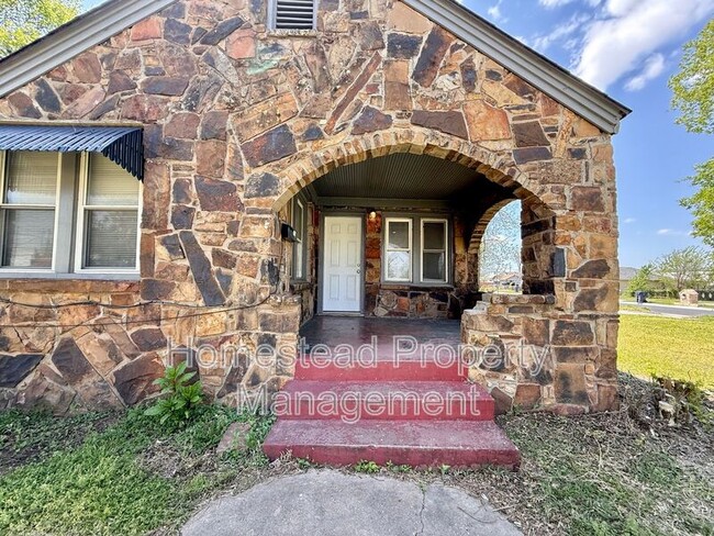 Building Photo - 800 SW 28th St