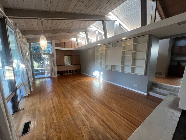 Building Photo - Lovely Craftsman Home with Modern Convenience