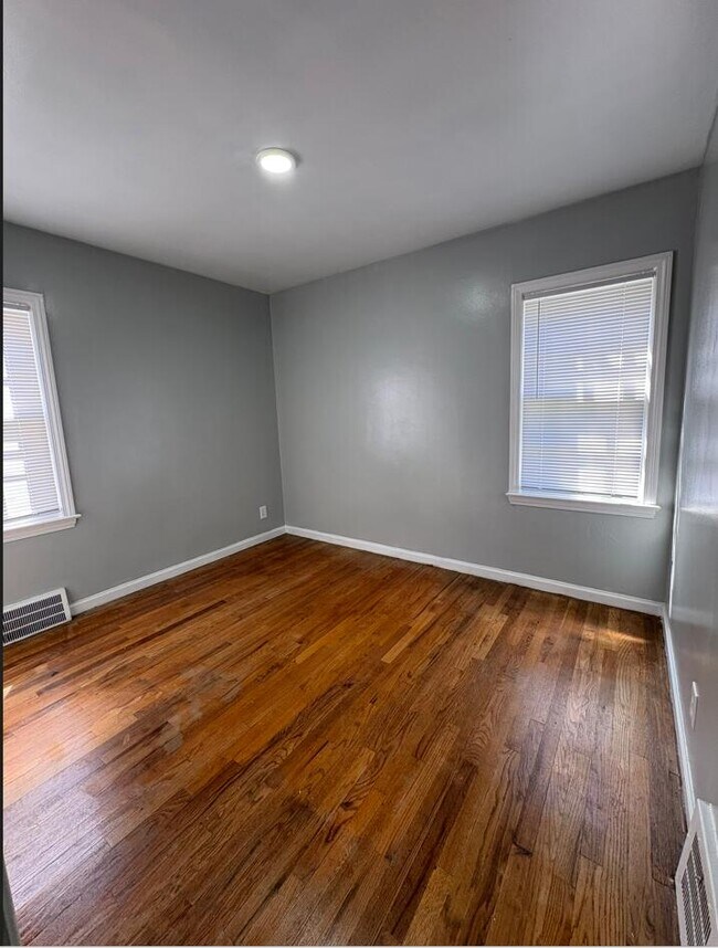 Foto del edificio - 5115 Farmbrook St