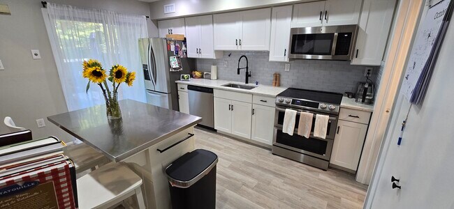 Building Photo - 247 Gemini Dr