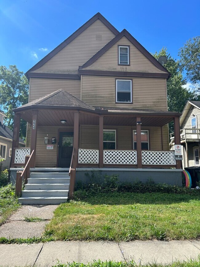 Building Photo - 224 7th St