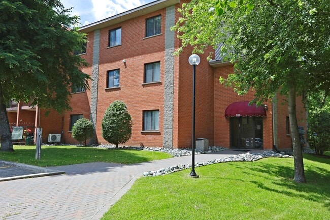 Building Photo - Westmount Villa 1