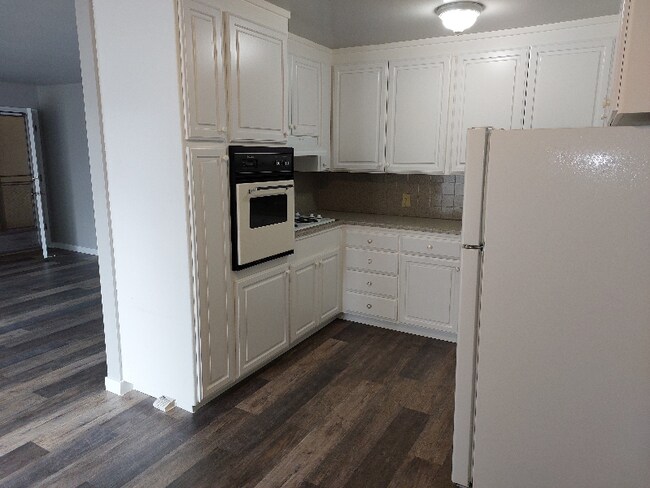 Building Photo - 1100 Ranchero Way