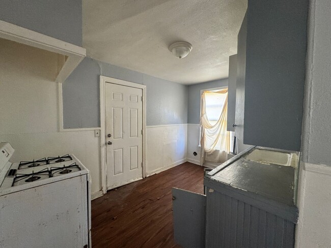 Building Photo - 1 Bedroom duplex close to Mansfield Rd...