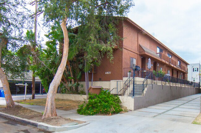 Pequeño 5 Apartamento en edificio de condominio - 4821 Riverton Ave