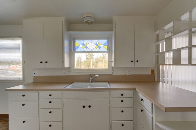 Building Photo - Single Family 2 bedroom 1 Bath Home