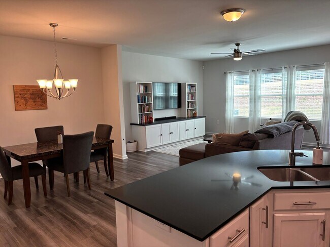 Foto del edificio - Beautiful 3-Bedroom Home in Copley Farm! Available Jul 1, 2026