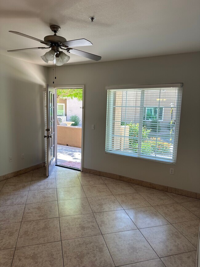 Foto del edificio - 9451 E Becker Ln