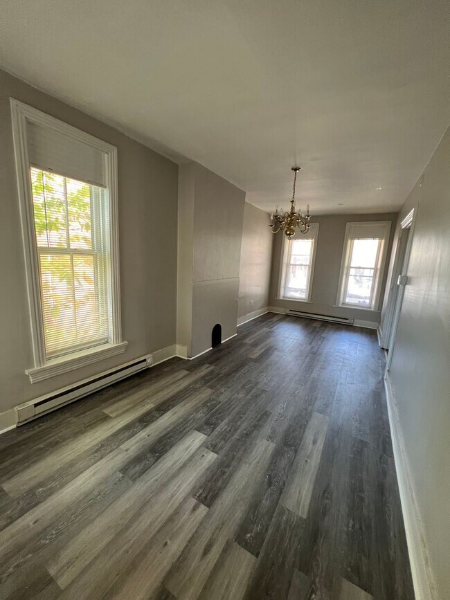 Foto del edificio - 4 Bedroom, 1 Bathroom home in Columbia!