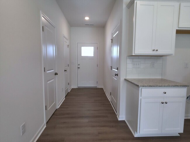 Foto del edificio - Brand-New 3BR/2.5BA Townhome in Prime Char...