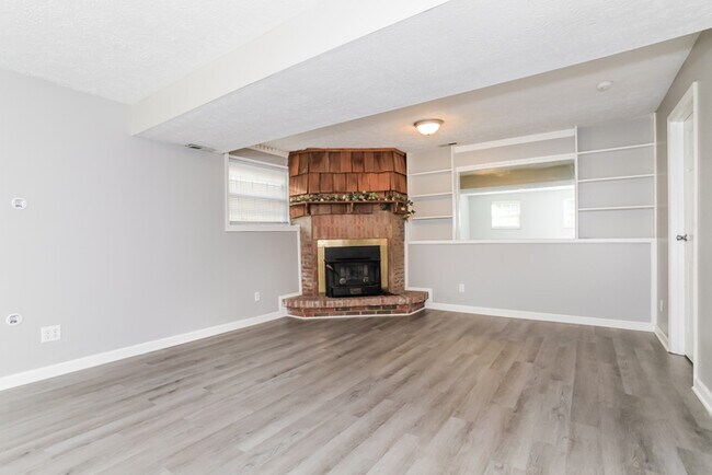 Building Photo - Beautiful 3 Bedroom Bi-Level Home