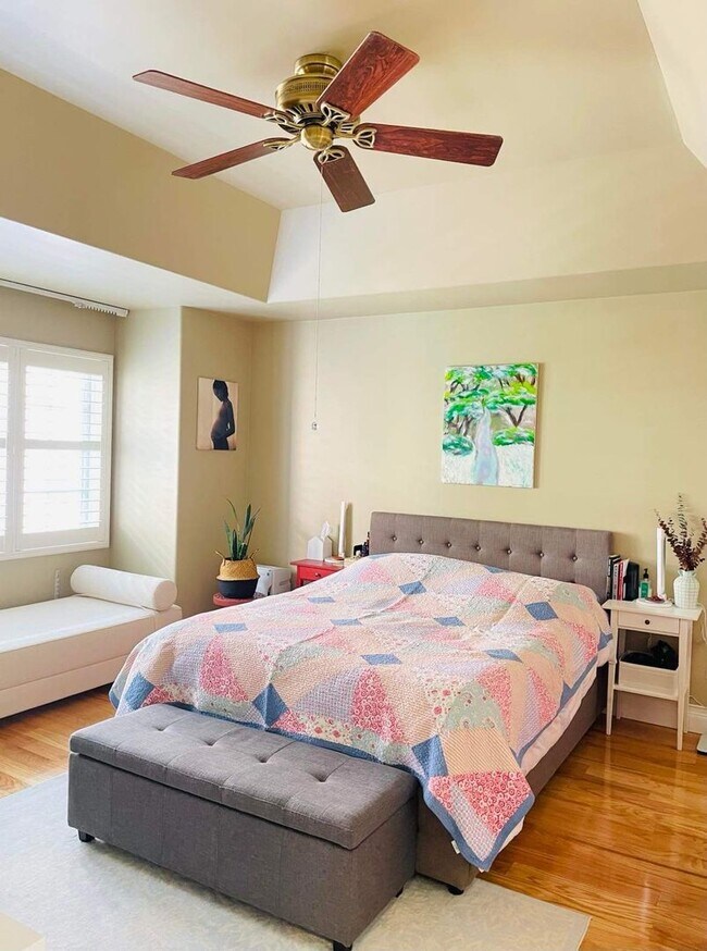 Foto del edificio - Downtown Elmhurst Gem – 3-Bed Townhome with Balcony, Courtyard & Garage