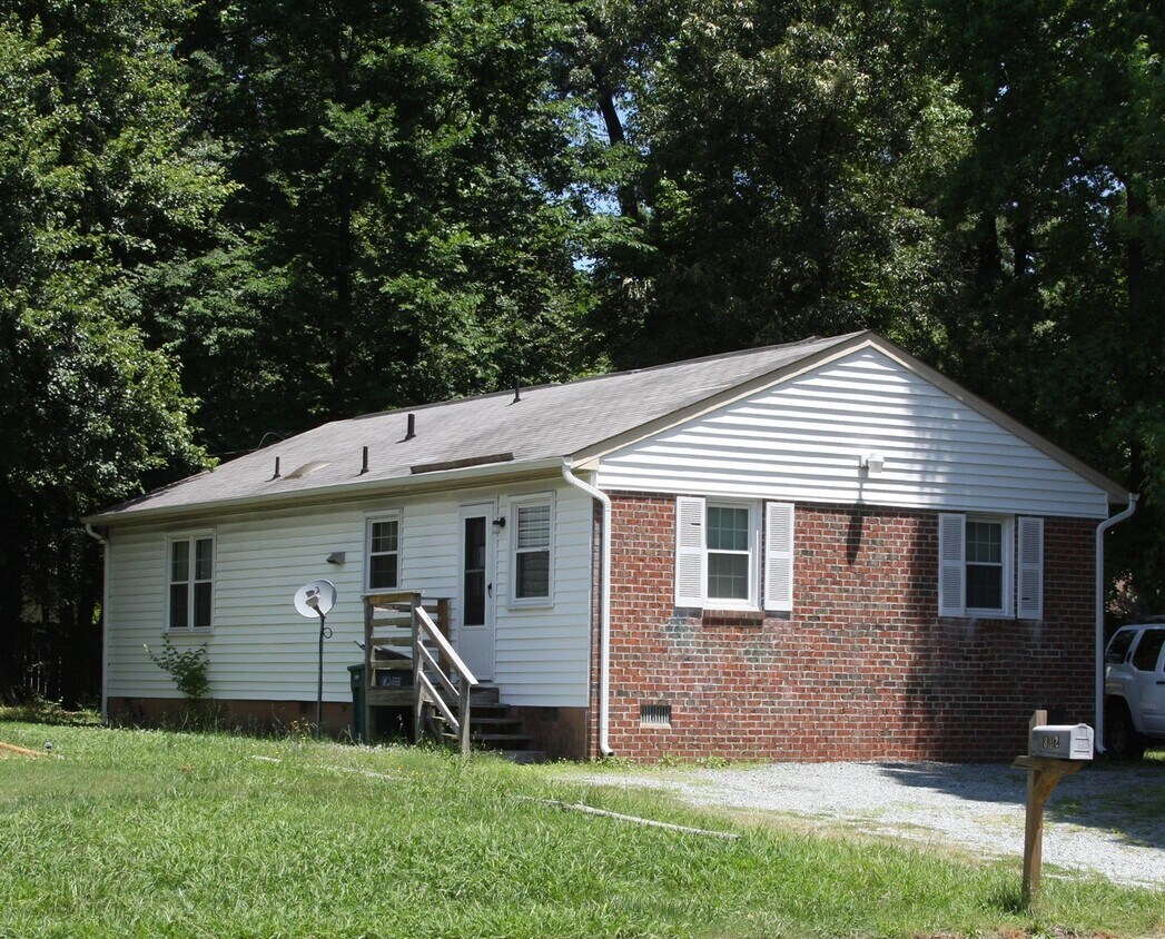 Primary Photo - 812 Azalea Ave
