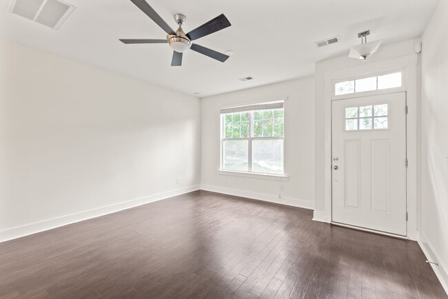 Building Photo - 2 Bedroom Townhome in Brightwalk!